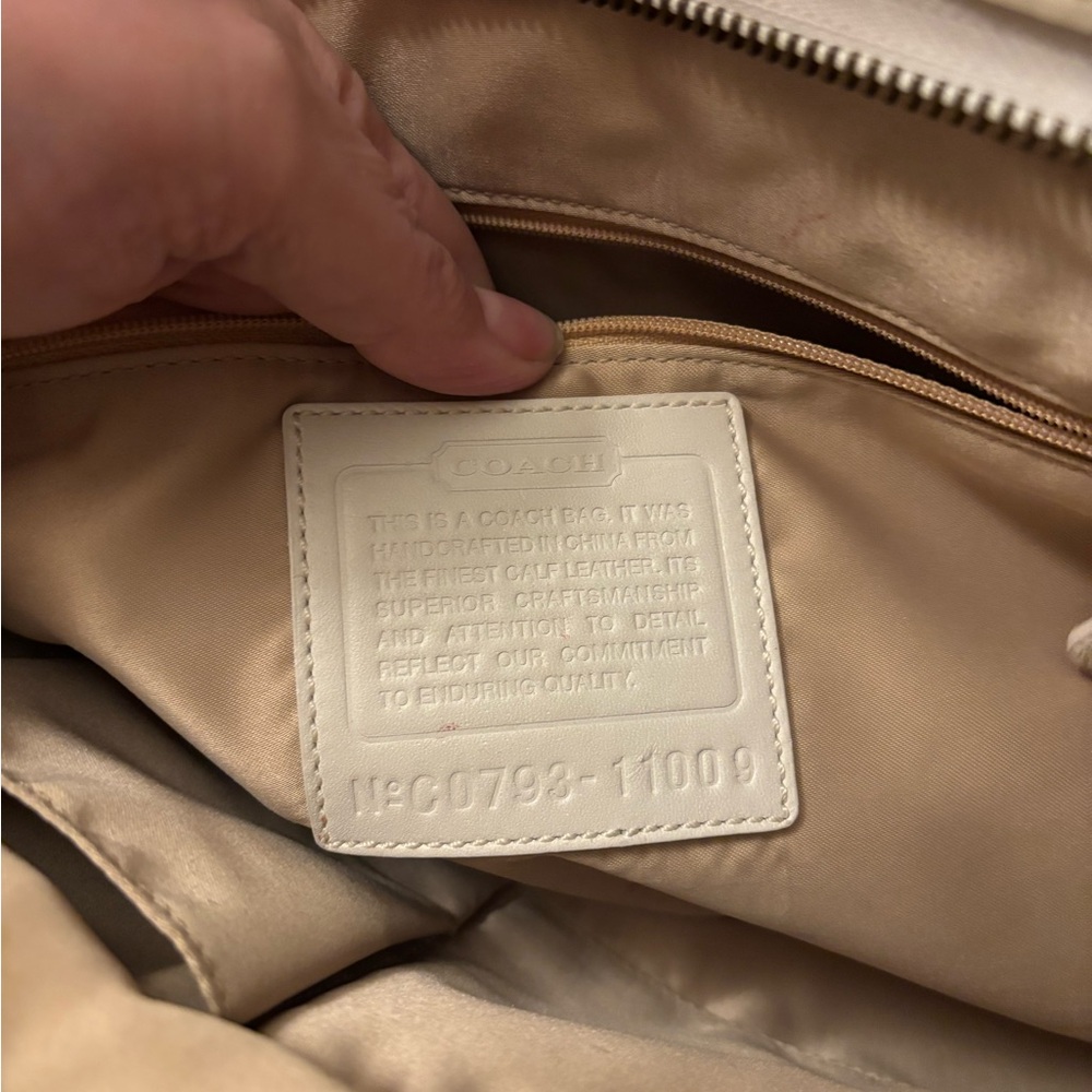 Coach Ergo XL 2007 White/Cream Patent Leather Shoulder Bag 11009 $487 Retail - Picture 5 of 9